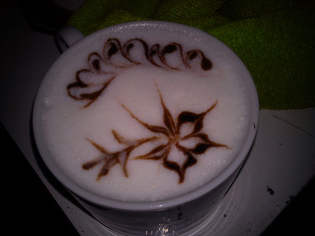 Chocolate blanco decorado con arte latte