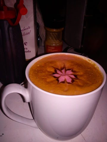 Latte Red Velvet decorado con Arte Latte
